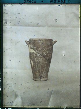 Image représentant Musée archéologique - Vase de terre cuite, orné de lys peints en blanc, provenant de Cnossos
