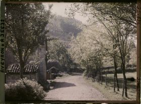 Image représentant La route de Naussac, et la colline dite Mont Cavalié