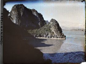 Image représentant Un panorama sur les rochers pris de la " Grotte des Merveilles " en direction de Hon-gai