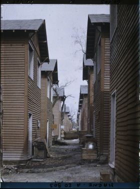 Image représentant France, Reims, Derrière des maisons constituant l'allée de l'Est