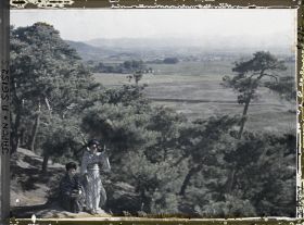 Image représentant Deux jeunes femmes sur une hauteur dominant la plaine d'Asama