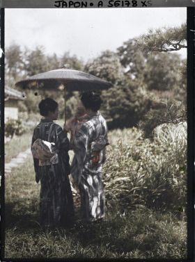 Image représentant Jeunes femmes portant un bébé