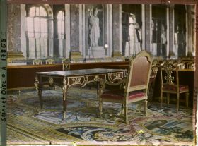 Image représentant France, Versailles, Au milieu de la Galerie, La table et le fauteuil