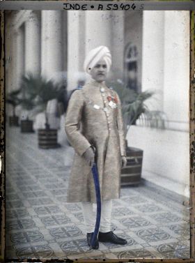Image représentant Portrait en pied de Muhabbat Ray, secrétaire privé du maharajah et secrétaire aux affaires militaires