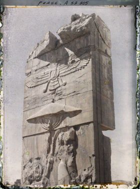 Image représentant Bas-relief du Hadish (palais de Xerxès) montrant le roi Xerxès Ier accompagné de serviteurs l'abritant sous une ombrelle