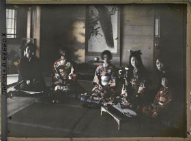 Image représentant Résidence de la famille Kitashirakawa (intérieur), la princesse Kitashirakawa (Fusako), ses trois filles (Mineko, Sawako et Taeko) et leur cousine, la princesse Takeda Ayako