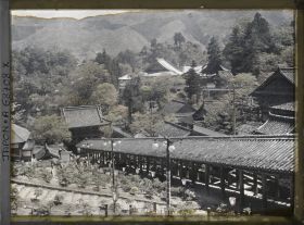 Image représentant La Niômon (Porte des Rois Deva) et l'escalier menant au temple Hase-dera