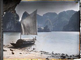 Image représentant Un sampan voile déployée dans le " Groupe de la Surprise "