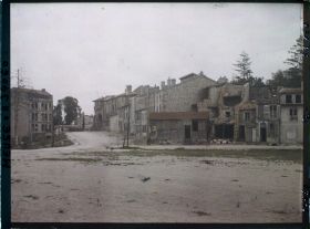 Image représentant France, Verdun, Un Coin de la Place de la Roche avec la Porte Châtel