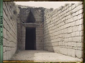 Image représentant Le Dromos (corridor d'entrée à ciel ouvert) conduisant à la porte du Trésor d'Atrée : tombe voûtée du père d'Agamemnon dans la ville basse