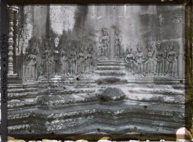 Image représentant Un relief d'apsaras sculpté dans l'angle d'une cour du préau cruciforme ou bien du troisième niveau (?)