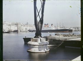 Image représentant Les bateaux amarés dans le Vieux Port, vue prise sous le pont transbordeur