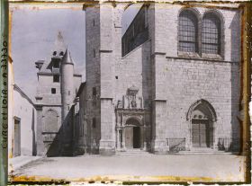 Image représentant La tourelle et la façade occidentale de l'église Saint-Aignan