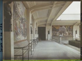 Image représentant L'Exposition des arts décoratifs, la Cour des métiers, sur l'esplanade des Invalides