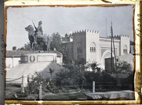 Image représentant Le monument au 6e chasseur et la médersa