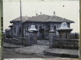Image représentant Entrée et bâtiment de la Grande Assemblée Nationale (pouvoir kemaliste)