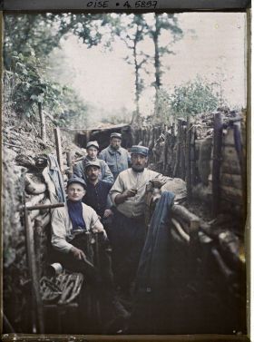 Image représentant France, Conchy-les-Pots, Les poilus fabriquent des bagues aux tranchées de 1ère ligne