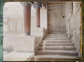 Image représentant Dans l'aile orientale du palais, au bas d'un escalier venant de la cour centrale, le Péristyle précédant le Megaron (appartement) du Roi, ("Salle des colonnes")
