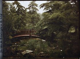 Image représentant Pont rouge enjambant le ruisseau du " sanctuaire japonais ", vu en direction du " village " ?