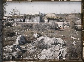 Image représentant La Citerne et les maisons, au premier plan lapiaz