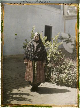 Image représentant Femme guèbre en costume traditionnel