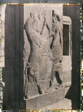 Image représentant Bas-relief représentant Darius 1er luttant contre un animal fabuleux, palais du Tatchara