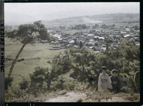 Image représentant Deux jeunes femmes sur une hauteur dominant la plaine d'Asama