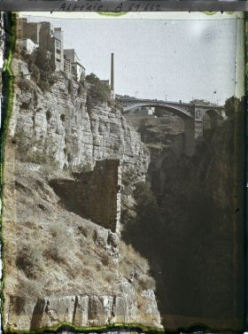 Image représentant Algérie, Constantine, Au fond des gorges, Ruines d'un Pont Romain, au fond, celui d'El Kantara