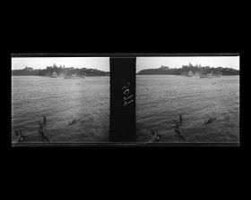 Image représentant Enfants malais dans des pirogues et bateaux à vapeur sur la lagune