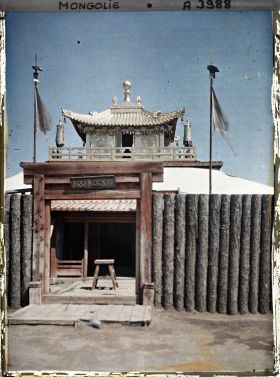 Image représentant L'entrée d'un temple, peut-être le Badamyogo