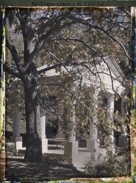 Image représentant Dans le Jardin du Palais royal (Bâlâ Bâgh, "jardin d'en haut"), portique grec (architecture néo-classique typique du début du XXe s.)