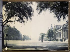 Image représentant L'ancienne avenue Nicolas II (actuelle avenue Winston Churchill), le Petit Palais et le Grand Palais