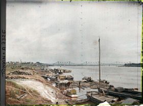 Image représentant Les quais du Fleuve Rouge, au sud du pont Doumer, le matin