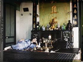 Image représentant Une fumeuse d'opium métisse de classe aisée