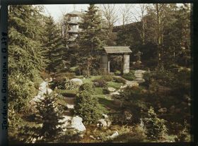 Image représentant Pièce d'eau du " sanctuaire japonais " proche de la porte d'accès au " village japonais "