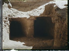Image représentant La sortie d'un canal souterrain dans l'oasis