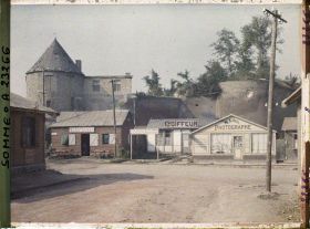 Image représentant France, Péronne, Boutiques au pied du Château