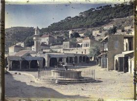 Image représentant La place centrale du village : le Midan