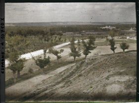 Image représentant Espagne, Aranjuez, Vue prise sur la Véga d'Aranjuez vers le Sud Ouest le Palais à dr, la vallée du Tage boisée et les hauts plateaux de la rive gauche