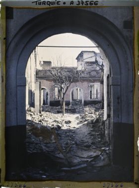 Image représentant Quartier arménien et grec. La cour d'un bâtiment endommagé à travers un porche (Maison de la Prudence)