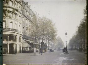 Image représentant Le boulevard des Capucines, à l'angle de la rue Edouard-VII