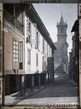 Image représentant Espagne, Oviedo, La Calle del Fierro, et, dans le fond, la tour de S. Isodoro.