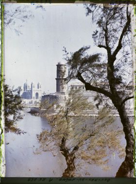 Image représentant La tour du fanal du fort Saint-Jean, vue prise depuis le vieux port pointe rouge