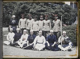 Image représentant Ecole militaire, groupe d'officiers et d'instructeurs en arts martiaux