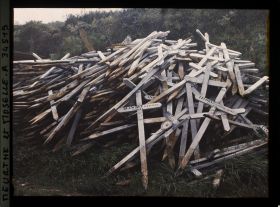Image représentant France, Bois Le Prêtre, Grand tas formé des Croix des tombes des exhumés du Pétant