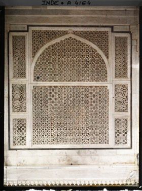 Image représentant Claustras de marbre ciselé ou jalis, vus de l'extérieur, du dargâh ou mausolée de Salim Chishti