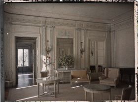 Image représentant Piano masqué par un fauteuil dans le salon d'honneur de la villa Kahn encore appelée villa Zamir