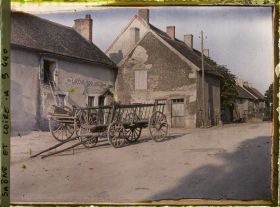 Image représentant Deux charettes de galvachers devant des habitations et la boulangerie du village