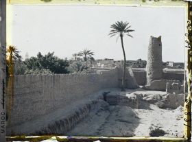 Image représentant Tour de garde et murs de clôture d'un jardin