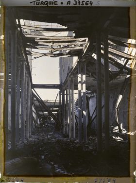 Image représentant Quartier arménien et grec. Vestiges de grands magasins, rue Sultanie. Colonnes, poutrelles métalliques, murs